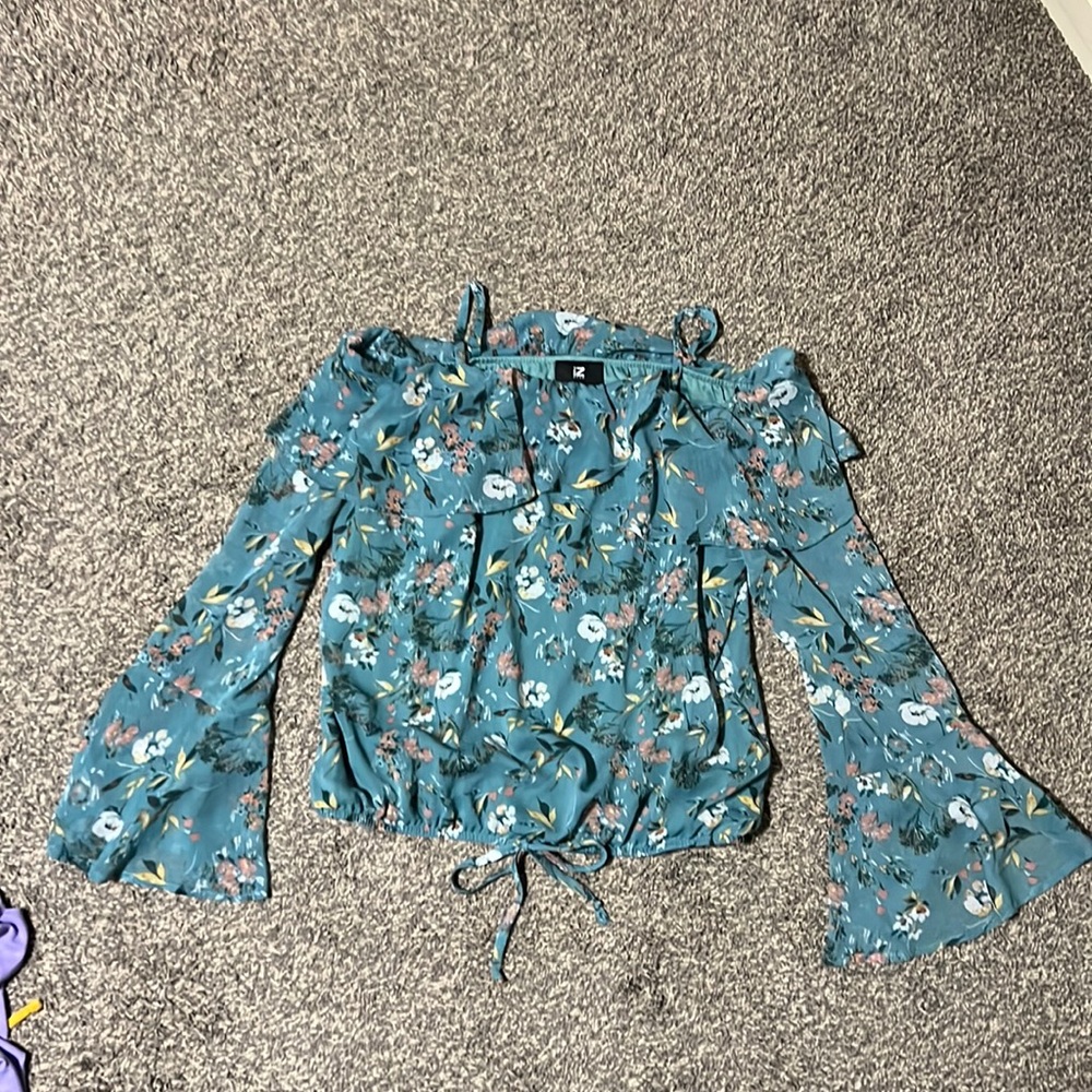 IZ Byer women’s size large Floral Off Shoulder blouse